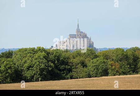 Vue de loin de l'abbay du Mont Saint Michel dans le nord de la France Banque D'Images