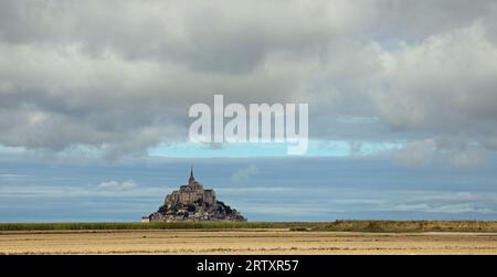 Vue de loin de l'ancienne abbay du Mont Saint Michel en France Banque D'Images