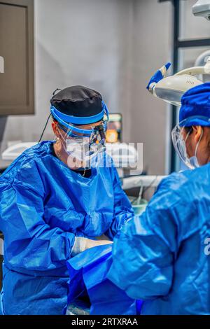 Une équipe de professionnels de la santé travaille ensemble dans une salle d'opération d'hôpital Banque D'Images
