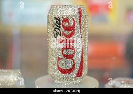 Bangkok, Thaïlande - 24 mars 2019 : canette de Coca-Cola Light pour la décoration. C'est une boisson sans sucre et sans calories produite et distribuée par le Coca-Col Banque D'Images