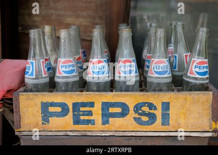 Bangkok, Thaïlande - 24 mars 2019 : vieille bouteille de Pepsi dans une caisse, avec alphabet thaïlandais de 'Pepsi'. C'est une boisson gazeuse fabriquée par PepsiCo. Banque D'Images