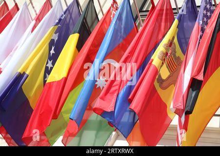 de nombreux drapeaux de certaines nations du monde volent ensemble Banque D'Images