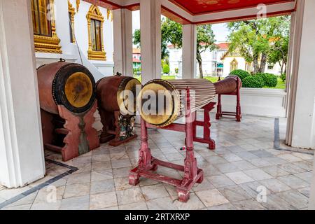 BANGKOK, THAÏLANDE - septembre 12, 2023 : un tambour intéressant à Wat Benchamabophit Dusitwanaram mesure 5,32 mètres de long et est entièrement fait de bois de padauk. Banque D'Images