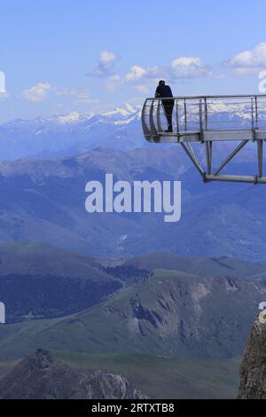 Cet endroit idéal pour de fortes sensations, vaincre la peur du vide, admirer le paysage unique et grandiose des Pyrénées Banque D'Images