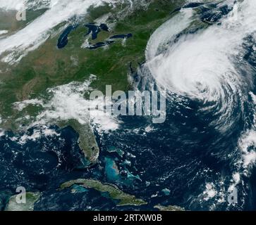 Miami, États-Unis. 15 septembre 2023. Image satellite GEOS-East de la NOAA montrant l'ouragan Lee se déplaçant en Nouvelle-Angleterre comme tempête de catégorie 1 affaiblie, le 15 septembre 2023. Lee devrait s’affaiblir en tempête tropicale avant de débarquer dans le Maine ou la Nouvelle-Écosse samedi soir. Crédit : NESDIS/STAR/NOAA/Alamy Live News Banque D'Images