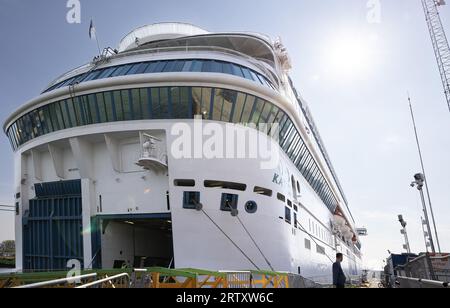 ROTTERDAM - lieu de transfert Silja Europa. Un maximum de 1 500 titulaires de statut qui sont liés à Rotterdam et à la région vivent temporairement sur ce ferry. ANP IRIS VAN DEN BROEK netherlands Out - belgique Out Credit : ANP/Alamy Live News Banque D'Images