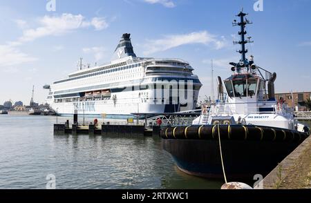 ROTTERDAM - lieu de transfert Silja Europa. Un maximum de 1 500 titulaires de statut qui sont liés à Rotterdam et à la région vivent temporairement sur ce ferry. ANP IRIS VAN DEN BROEK netherlands Out - belgique Out Credit : ANP/Alamy Live News Banque D'Images