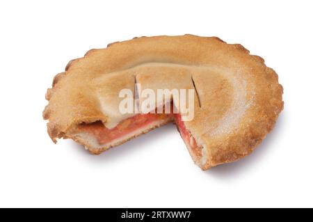 Photo studio d'une tarte aux fruits découpée sur fond blanc - John Gollop Banque D'Images