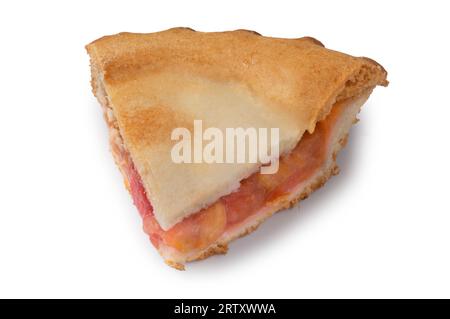 Photo studio d'une tarte aux fruits découpée sur fond blanc - John Gollop Banque D'Images