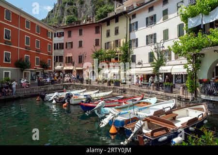 Un petit port, Limone sul Garda ville et comune dans la province de Brescia, en Lombardie sur la rive ouest du lac de Garde. Banque D'Images