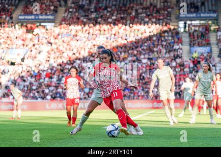 Freiburg, Allemagne. 15 septembre 2023. Freiburg, Allemagne, 15 septembre 2023 : Hasret Kayikci (11 Freiburg) combat pour le ballon (duel) lors du match de football Google Pixel Frauen-Bundesliga entre le SC Freiburg et le FC Bayern Munich au Dreisamstadion à Fribourg, Allemagne. (Daniela Porcelli/SPP) crédit : SPP Sport Press photo. /Alamy Live News Banque D'Images