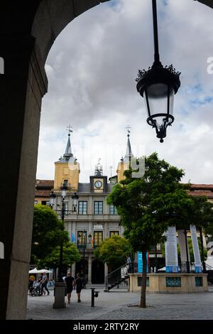 Ségovie, Espagne. 14, septembre 2022 - Hôtel de ville du 17e siècle, avec le pavillon devant. Sur la place principale. Avec les arcades rétro-éclairées, dans Th Banque D'Images