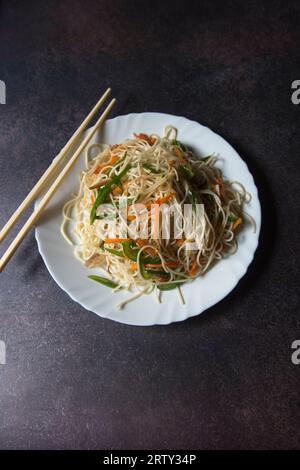 Plat chinois nouilles aux légumes servies dans une assiette. Banque D'Images