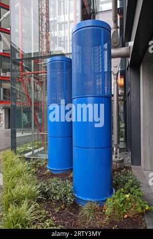 Deux grandes tours de ventilation bleues dans le bâtiment moderne de la ville Banque D'Images