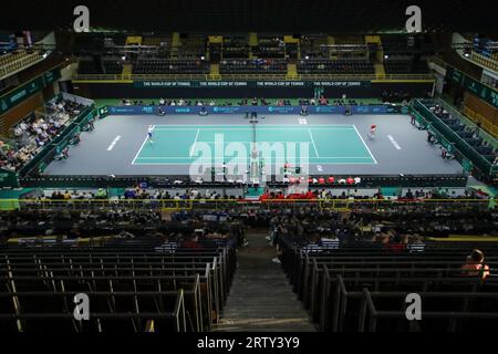 Split, Croatie. 15 septembre 2023. SPLIT, CROATIE - 15 SEPTEMBRE : vue générale du court de tennis lors de la finale de la coupe Davis 2023 match de phase D entre la Croatie et la Finlande à Arena Gripe Sports Centre le 15 septembre 2023 à Split, Croatie. Photo : Sanjin Strukic/PIXSELL crédit : Pixsell/Alamy Live News Banque D'Images