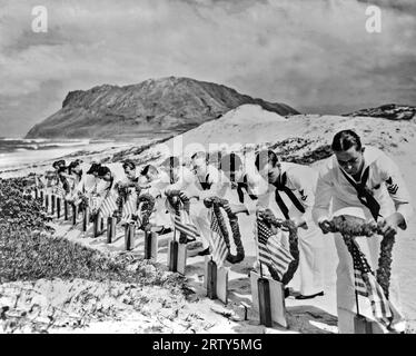 Oahu, Hawaii décembre 1941 des marins de la base aérienne navale de Kaneohe décorent les tombes de leurs compagnons marins tués à Pearl Harbor le 7 décembre 1941 Banque D'Images