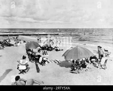 Miami, Floride : c. 1930 personnes profitant de la plage au Roney Plaza Hotel. Banque D'Images
