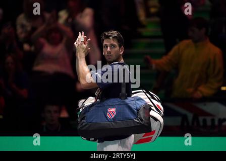 Cameron Norrie, de Grande-Bretagne, applaudit la foule après avoir perdu contre le Suisse Stan Wawrinka (non représenté) lors du match de la phase de groupes de la coupe Davis à l'AO Arena, Manchester. Date de la photo : Vendredi 15 septembre 2023. Banque D'Images