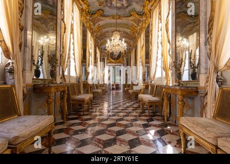 Gênes, Italie - 8 août 2023 : Palais Spinola. Couloir dans le style baroque de luxe, vieux palais, personne Banque D'Images