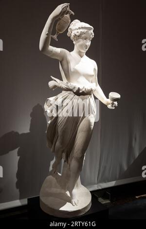 Bassano del Grappa, Italie - décembre 2022 : statue de Hebe, célèbre sculpture ancienne d'Antonio Canova, 1796 Banque D'Images