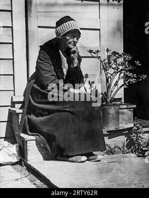 San Francisco, Californie Mars 9, 1935 une femme est assise sur ses marches avant avec son usine de jade après avoir été expulsée de sa maison de 15 ans pour forclusion hypothécaire. Banque D'Images