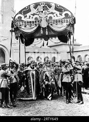 Bucarest, Roumanie 29 octobre 1922 le roi Ferdinand et la reine Marie nouvellement couronnés sous la canopée juste après la cérémonie du couronnement. La première Guerre mondiale avait empêché le couronnement après la mort du roi Carol en 1914. Banque D'Images