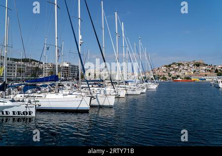 Yachts dans le port de la ville de Kavala, Grèce Banque D'Images