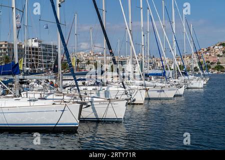 Yachts dans le port de la ville de Kavala, Grèce Banque D'Images