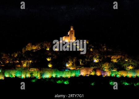 Spectacle de lumière à la forteresse de Tsarevets, ville de Veliko Turnovo, Bulgarie Banque D'Images