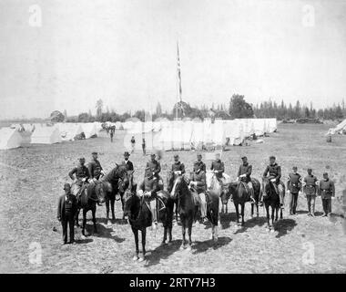 Camp Grant, Oregon : 1891 le second Regiment, O.N.G. (Oregon National Guard) monté sur des chevaux au Camp Grant. Banque D'Images