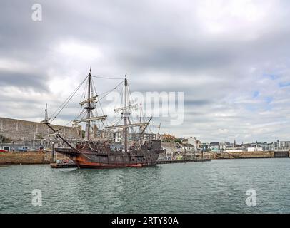 Les visiteurs explorent les ponts du El Galeon amarré au Barbican Pontoon à Plymouth. La réplique grandeur nature d'un galion espagnol du 17e siècle est un Banque D'Images