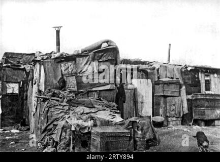 Paris, France c. 1929 quelques-unes des conditions de logement des pauvres dans la banlieue parisienne. Banque D'Images