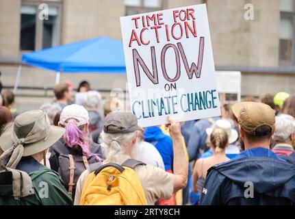 Halifax, Nouvelle-Écosse, Canada. 15 septembre 2023. Des centaines de personnes marchent dans les rues de Halifax lors du rassemblement de la grève de l'école Global Climate. La marche menée par les jeunes locaux, avec le soutien de nombreuses générations plus âgées, exige des actions immédiates et la fin de l’utilisation des combustibles fossiles pour sauver la planète pour les générations futures. Crédit : Meanderingemu/Alamy Live News Banque D'Images