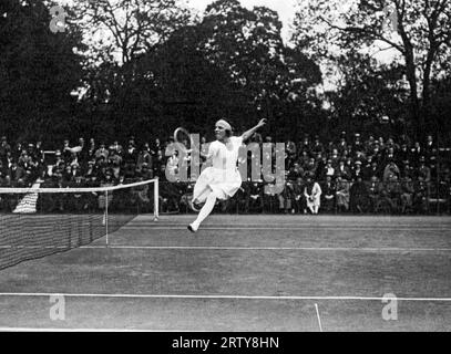 Paris, France le 6 juin 1920 Suzanne Lenglen, championne de France de tennis, à l'Open de France 1920 à Paris. Banque D'Images