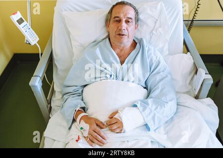 Patient de sexe masculin après blessure ou chirurgie dans un service hospitalier Banque D'Images