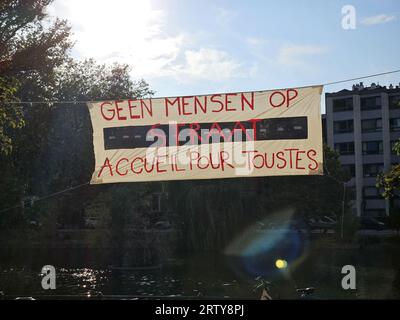 Bruxelles, Belgique. 15 septembre 2023. Un camp de fortune a été établi par surprise sur la place Flagey (place Flagey - Flageyplein), pour accueillir les demandeurs d'asile et demander des solutions d'urgence, à Elsene-Ixelles, Bruxelles. BELGA PHOTO JELLE MAMPAEY crédit : Belga News Agency/Alamy Live News Banque D'Images