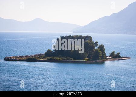 Vue de Pontikonisi îlot, île de la souris avec chapelle byzantine de Pantokrator, Kanoni, île de Corfou, Kerkyra, Grèce avec mer Ionienne dans un été ensoleillé Banque D'Images