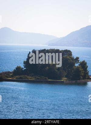 Vue de Pontikonisi îlot, île de la souris avec chapelle byzantine de Pantokrator, Kanoni, île de Corfou, Kerkyra, Grèce avec mer Ionienne dans un été ensoleillé Banque D'Images