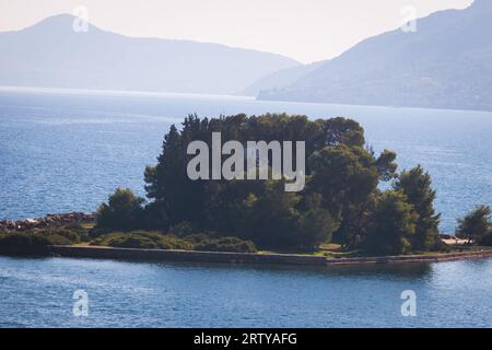 Vue de Pontikonisi îlot, île de la souris avec chapelle byzantine de Pantokrator, Kanoni, île de Corfou, Kerkyra, Grèce avec mer Ionienne dans un été ensoleillé Banque D'Images