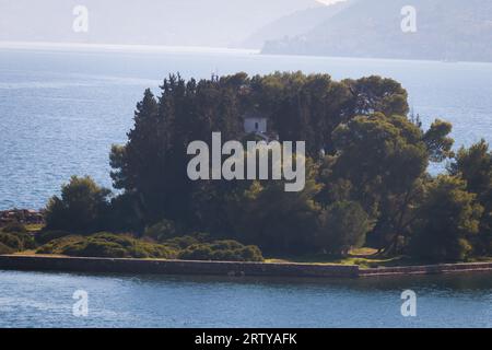 Vue de Pontikonisi îlot, île de la souris avec chapelle byzantine de Pantokrator, Kanoni, île de Corfou, Kerkyra, Grèce avec mer Ionienne dans un été ensoleillé Banque D'Images