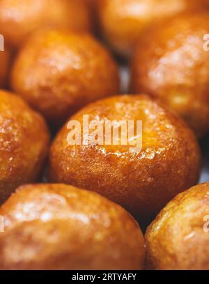 Vue rapprochée du dessert Loukoumades, beignets grecs au miel et à la noix, pâtisseries grecques traditionnelles lokma et délices servis dans le café boulangerie Banque D'Images