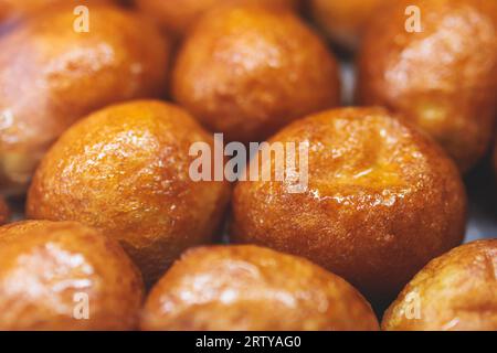 Vue rapprochée du dessert Loukoumades, beignets grecs au miel et à la noix, pâtisseries grecques traditionnelles lokma et délices servis dans le café boulangerie Banque D'Images