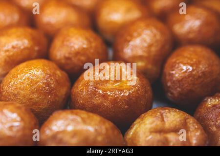 Vue rapprochée du dessert Loukoumades, beignets grecs au miel et à la noix, pâtisseries grecques traditionnelles lokma et délices servis dans le café boulangerie Banque D'Images