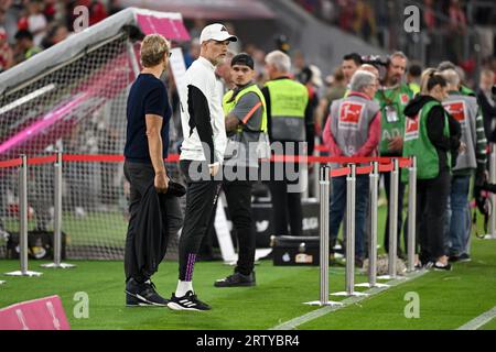 Munich, Allemagne. 15 septembre 2023. Football : Bundesliga, Bayern Munich - Bayer Leverkusen, Journée 4, Allianz Arena. Thomas Tuchel, entraîneur de Munich (2e à partir de la gauche), observe l’échauffement depuis la ligne de touche. Crédit : Sven Hoppe/dpa - REMARQUE IMPORTANTE: conformément aux exigences de la DFL Deutsche Fußball Liga et de la DFB Deutscher Fußball-Bund, il est interdit d’utiliser ou de faire utiliser des photographies prises dans le stade et/ou le match sous forme de séquences et/ou de séries de photos de type vidéo./dpa/Alamy Live News Banque D'Images