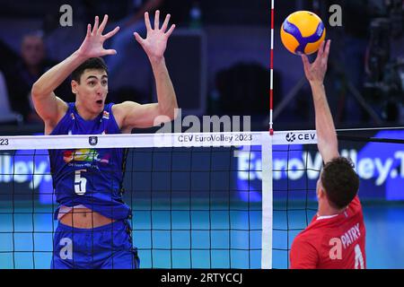 Rome, Italie. 14 septembre 2023. Alessandro Michieletto d'Italie, Jean Patry de France lors du match de demi-finale Italie - France valable pour le Championnat d'Europe de volleyball masculin au Palazzo dello sport le 14 septembre 2023 à Rome, Italie Fotografo01 crédit : Agence photo indépendante/Alamy Live News Banque D'Images