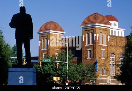 Statue de Martin Luther King Jr avec 16th Ave Baptist Church, Kelly Ingram Park, Birmingham, Alabama Banque D'Images