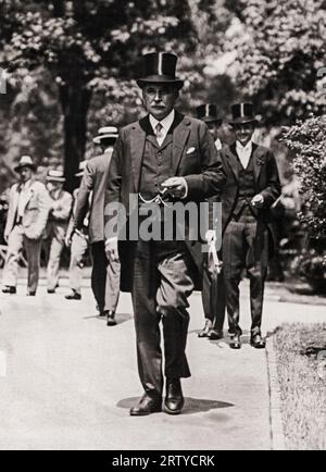 Cambridge, Massachusetts : vers 1928 John Pierpont Morgan, banquier américain et président de la Harvard Alumni Association se promenant sur le campus lors des cérémonies annuelles de lancement à l'Université Harvard. Banque D'Images