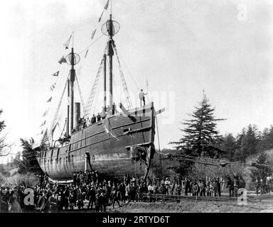 Cape déception, Washington : 1899. Le Columbia River Light Ship 50 après qu'il se soit détaché de son amarrage dans une tempête et a été échouée à McKenzie Head près du cap Disceptation. Dix-huit mois plus tard, il fut remorqué sur 700 yards par voie terrestre et relancé dans le fleuve Columbia pour reprendre ses fonctions de navire léger dans l'océan Pacifique à cinq milles à l'ouest de l'embouchure du fleuve Columbia. Banque D'Images