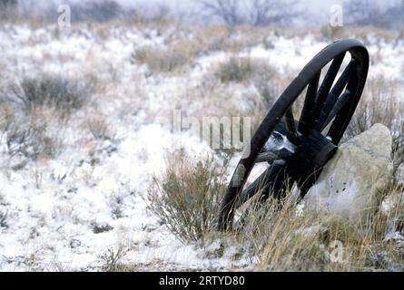 Roue de wagon aux ruines du second fort Bowie dans la tempête de neige, fort Bowie National Historic site, Arizona Banque D'Images