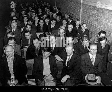 New York, New York, novembre 1938 sans-abri assis dans la chapelle de la Bowery Mission attendant leur tour dans la salle à manger pour le dîner de Thanksgiving. Banque D'Images